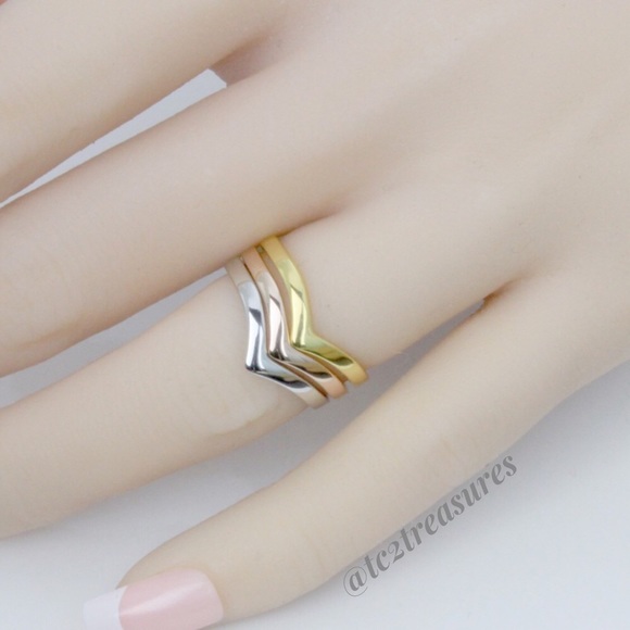 925 Minimalist Chevron Ring - Picture 6 of 6